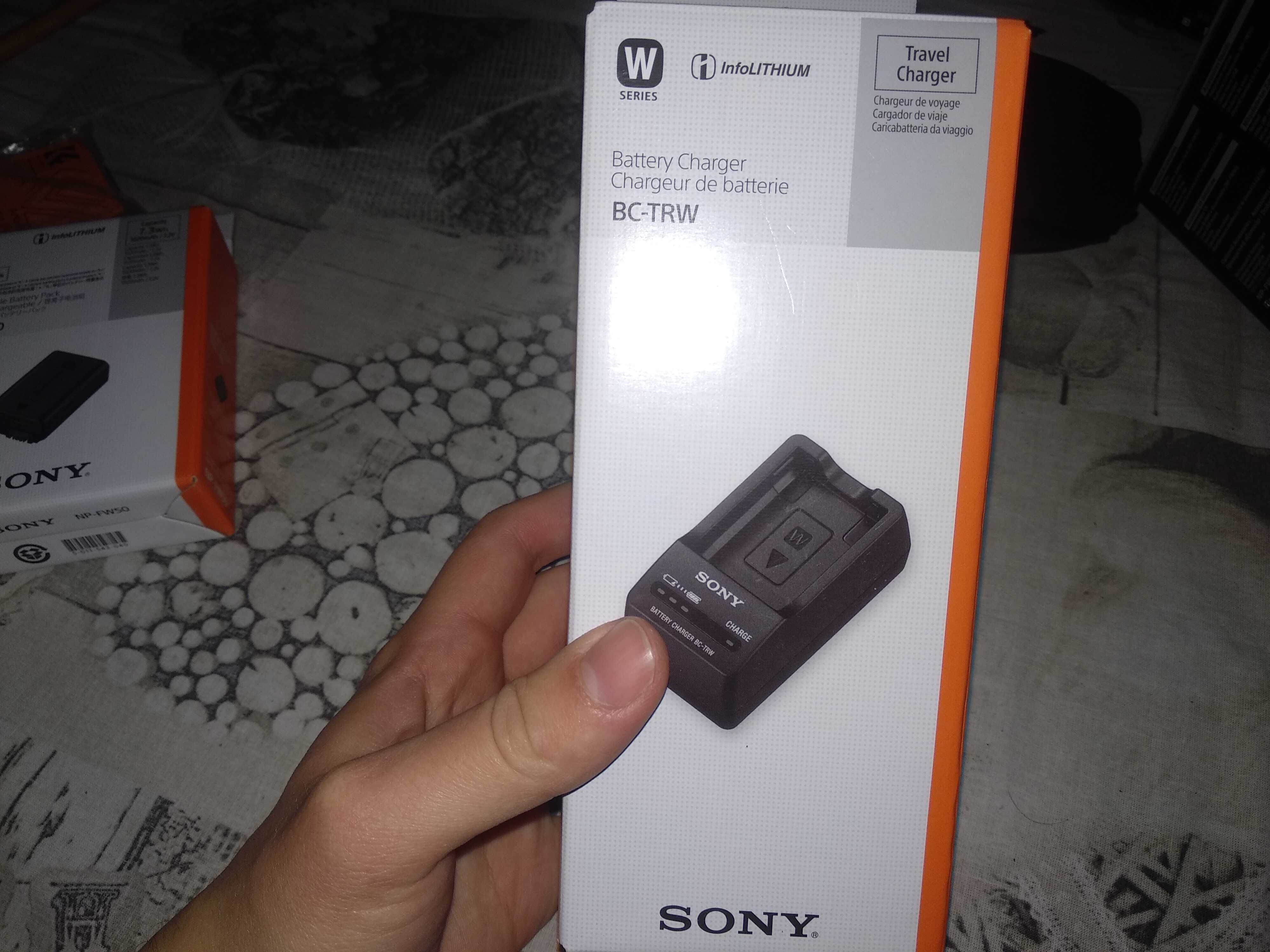 Vand pachet Sony A6400 24.2 MP noi + obiective noi in garantie
