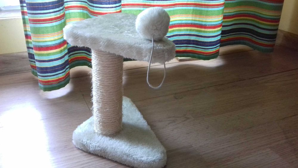 стойка с топка за котешки игри