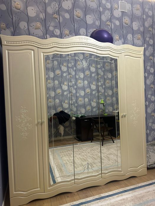 Продается шкаф с кроватью.