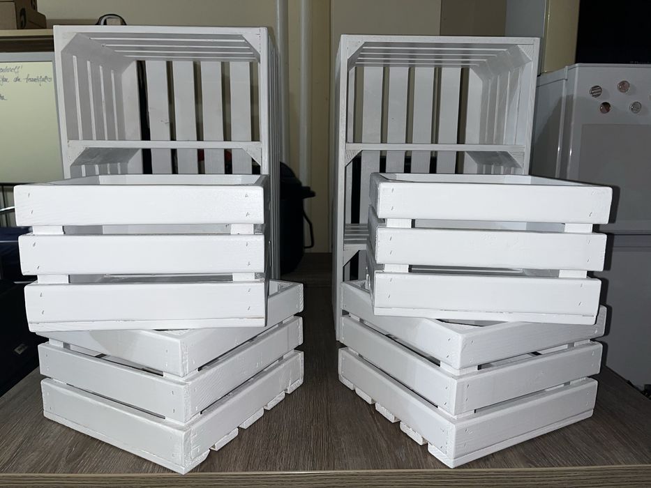 Vând rafturi din lemn versatile, finisate și vopsite manual