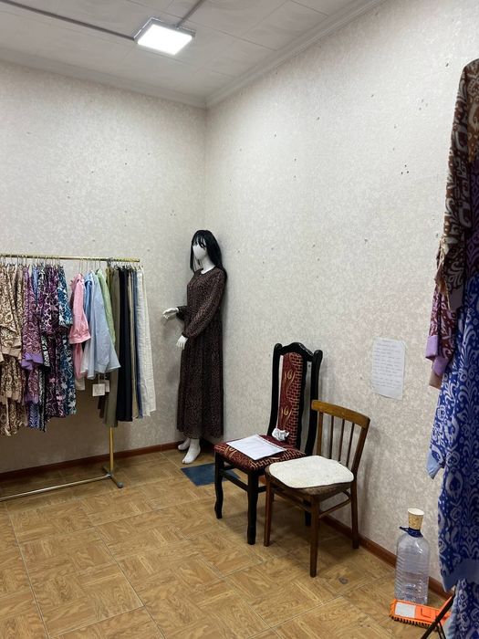 Паркентский вещевой базар продаётся магазин