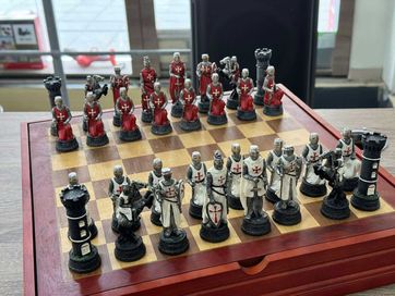 Продавам дървен шах