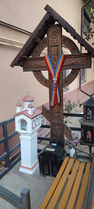 bisericute ,statuete cruci felinare candele funerare gradina , cimitir