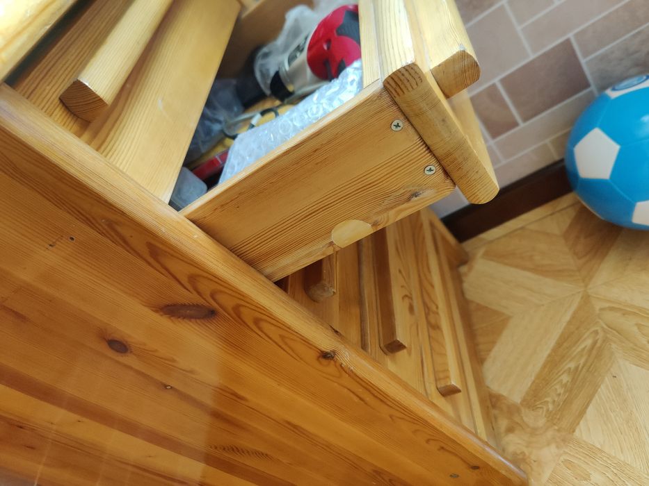 Деревянный письменный стол с двумя навесными ящиками