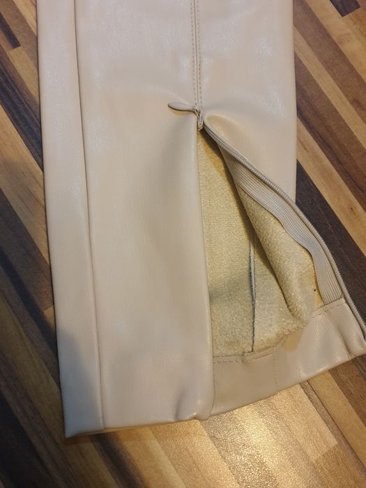 Pantaloni imitație de piele Zara