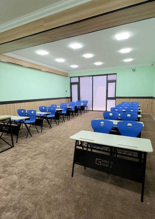 Парта и стуль руководител учебного центра, частной школы.