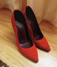 Vând pantofi roșii din catifea