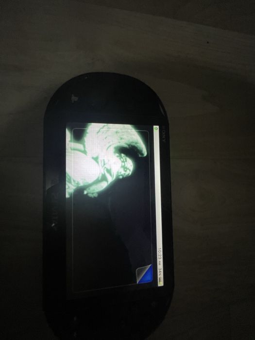 Продаю консоль PS vita СРОЧНО