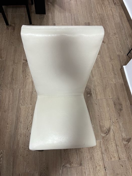 Vand scaune de piele