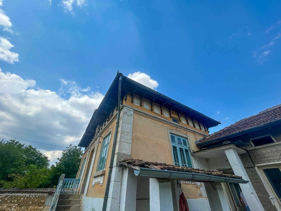 Продавам КЪЩА с огромен двор