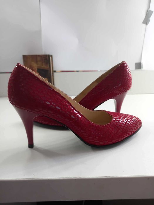 Pantofi noi din piele naturala  39, 40  ,  50 lei  rochii noi 50 lei