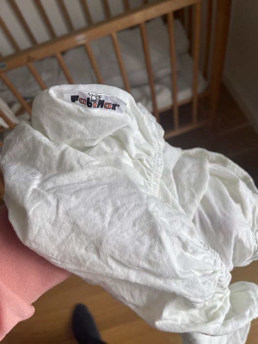 Co-sleeper din lemn transformabil in patut bebe