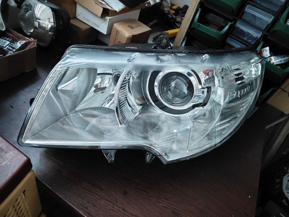 Far bi-xenon adaptiv Skoda Superb 2