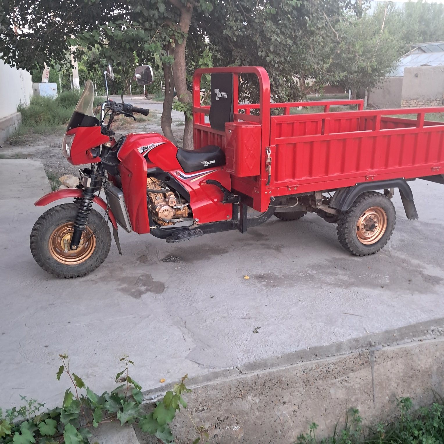 Lochin mototsikli sotiladi