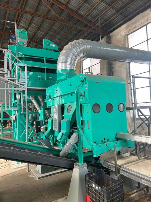 Услуга чупене на бадеми