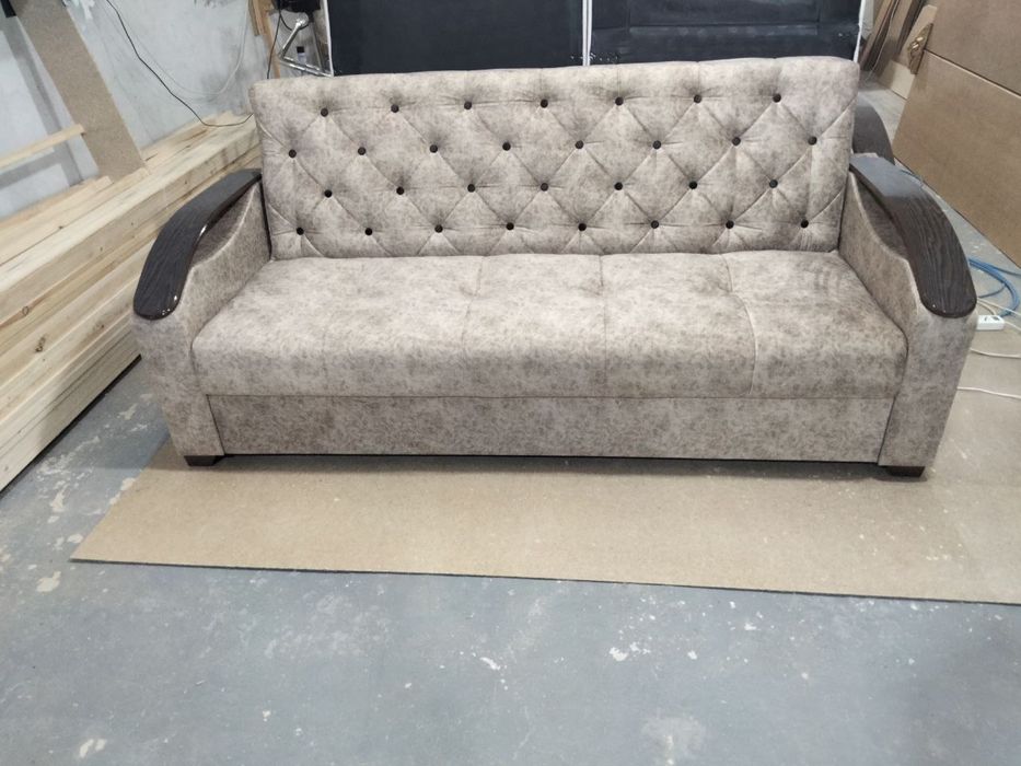 Диван раскладной на цкидке материал бархатний