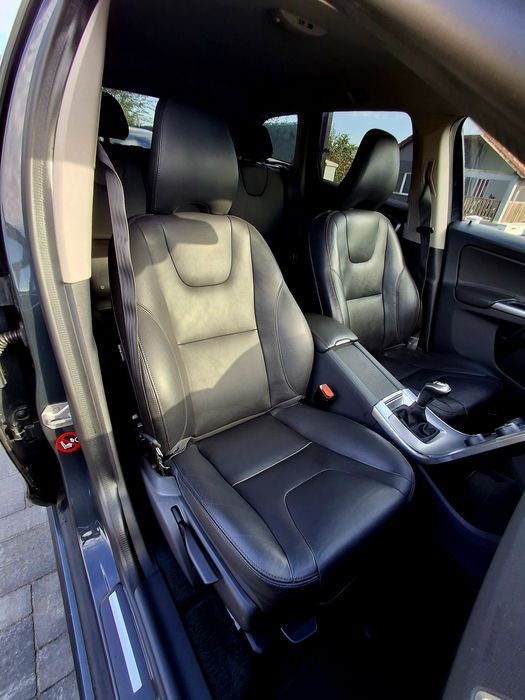 Volvo XC 60 2017
LICHIDARE STOC 11550 euro 
Motorizare: 2.0 Diesel, 1