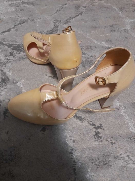 Pantofi din piele