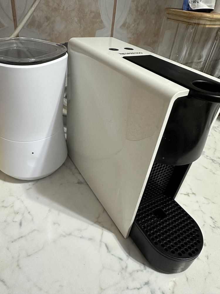 Espressor Nespresso Essenza Mini C30 + milk frother Tchibo