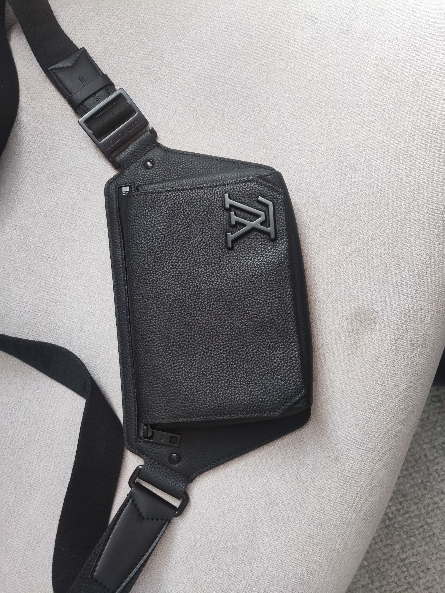 Продам Барсетку Louis Vuitton  оригинал