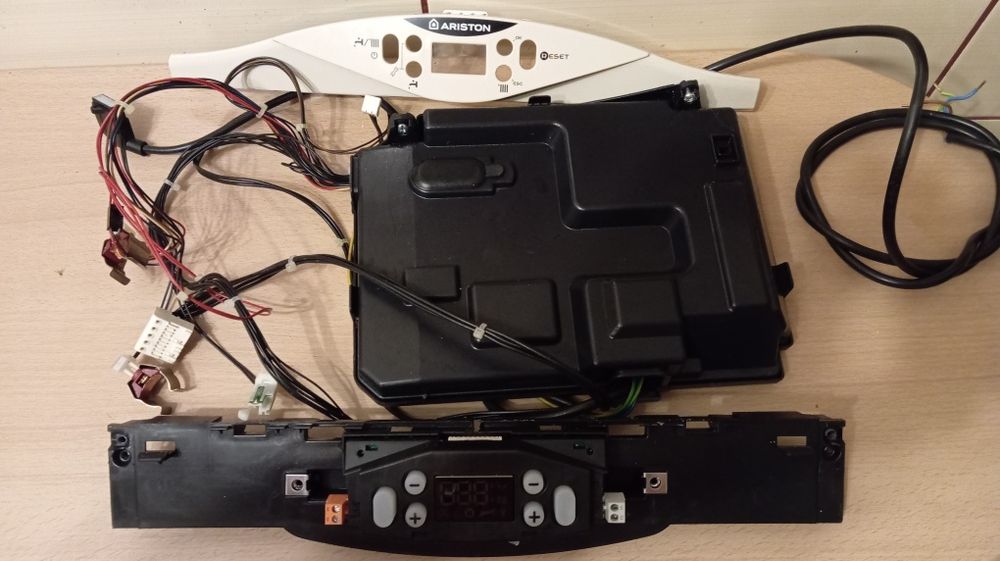 Placă  Electronică  centrală termică Ariston  Cares Premium EU2