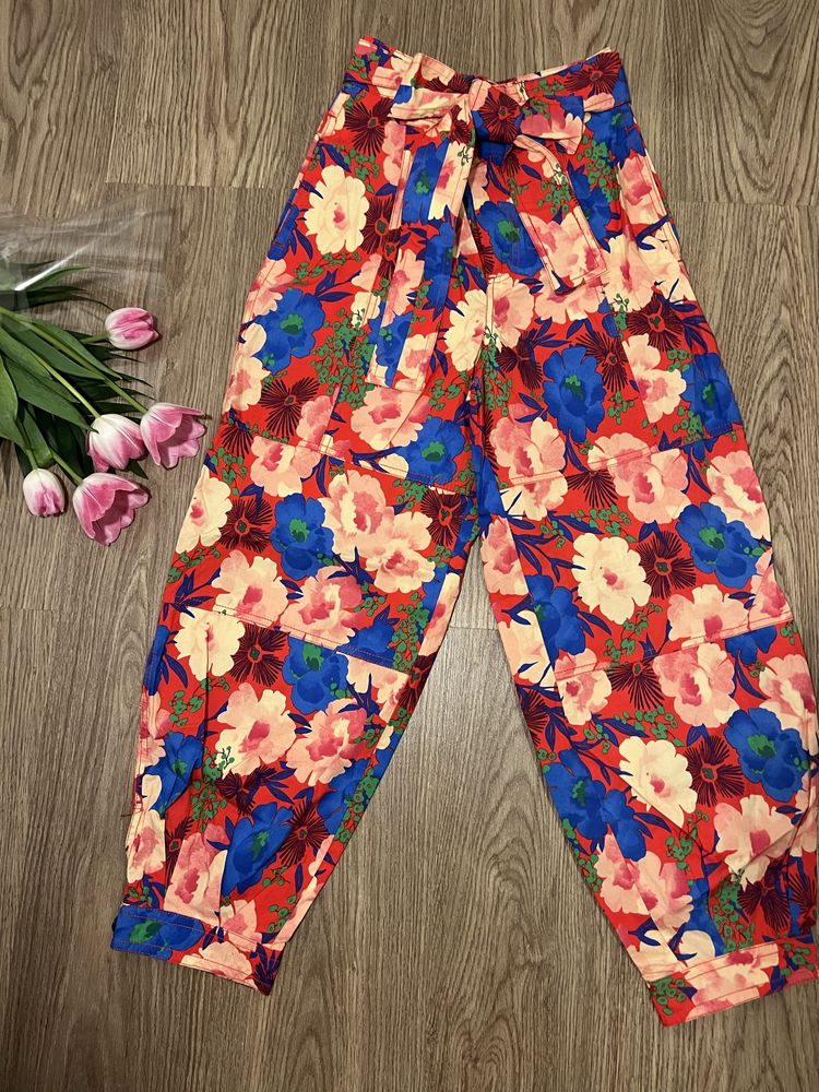 Pantaloni Zara model floral