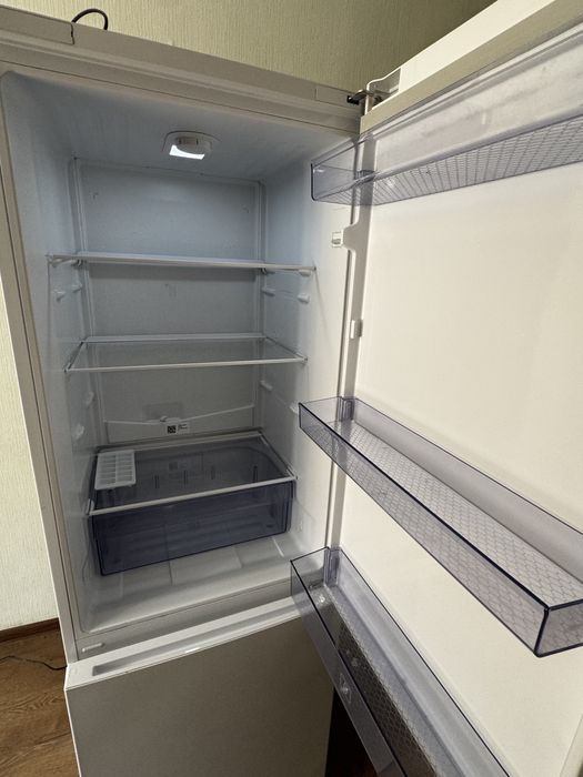 Срочно ! Продается холодильник Beko 339л/186см