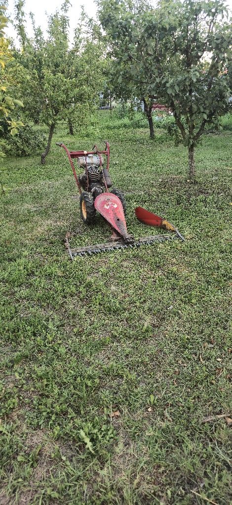 Tuns iarba cu tractoras