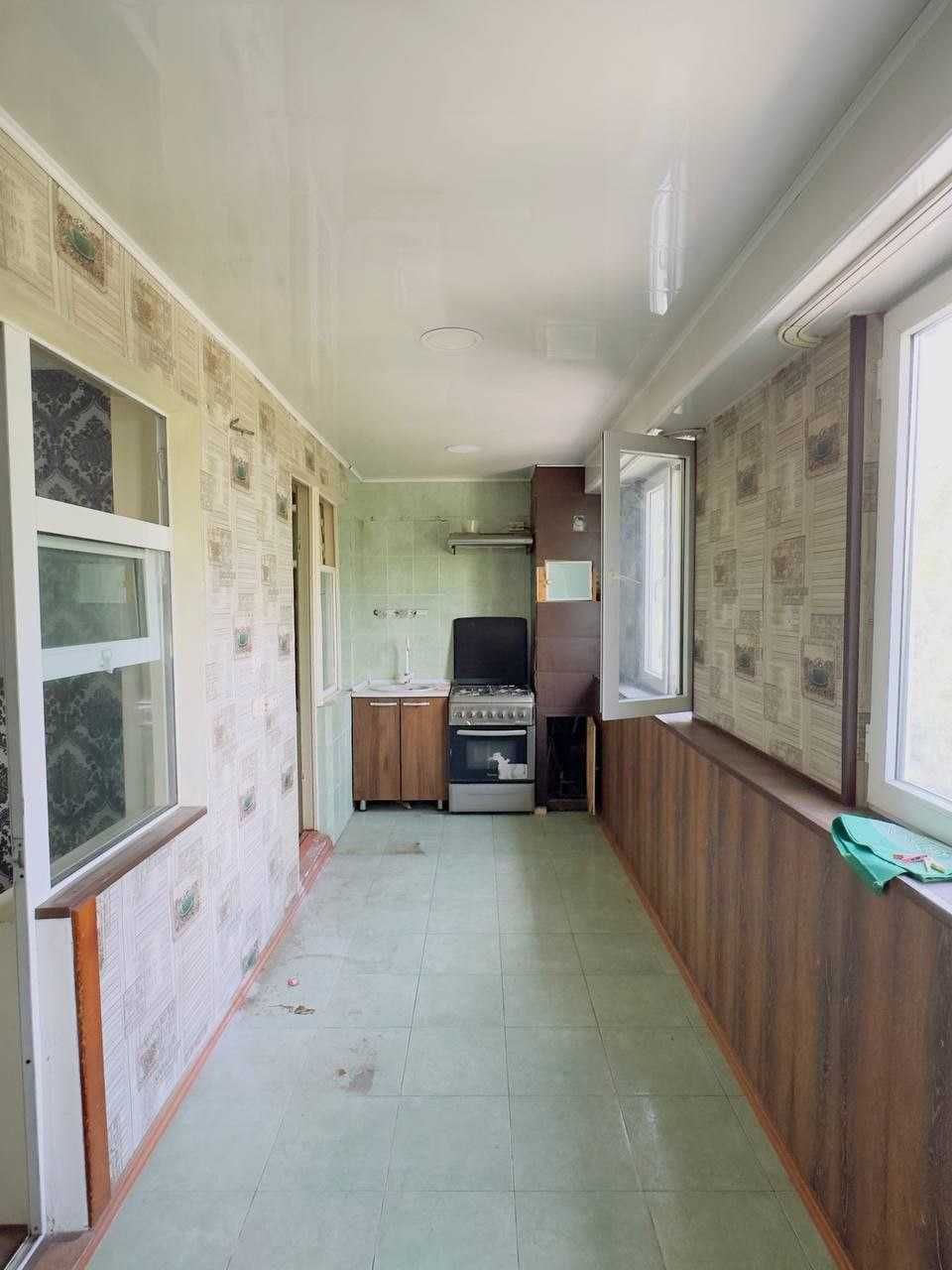 Фрунзиский KIUF 2 хонали 2 қават ўрта подезд квртира сотилади.ID: 1199