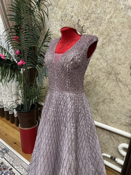 Вечерное платье в идеалном состаением