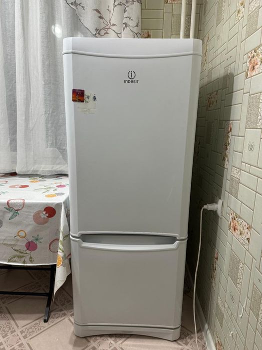 Холодильник Indesit срочно продам