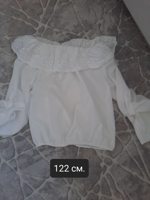 Тънка кокетна блузка с регулиращ ръкав -122 см.
