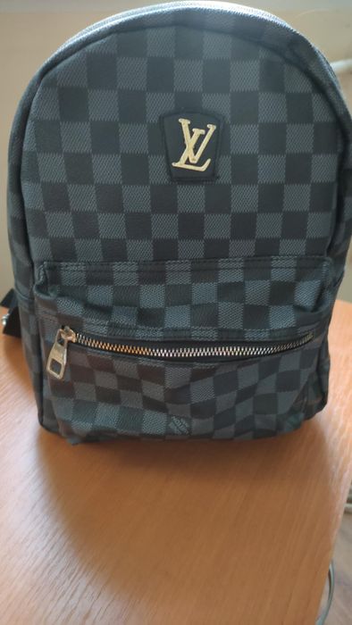 Дамски чанти “Guess” и “Lui Vuitton”