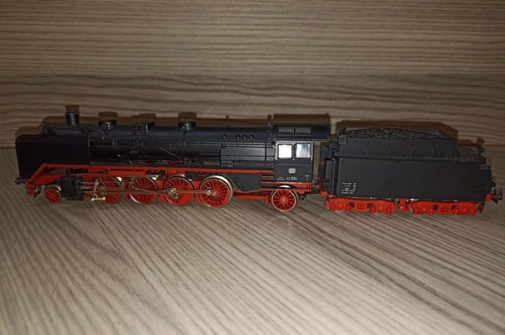 Locomotiva BR 41 , producător Marklin 
Roți metalice izolate, se poate