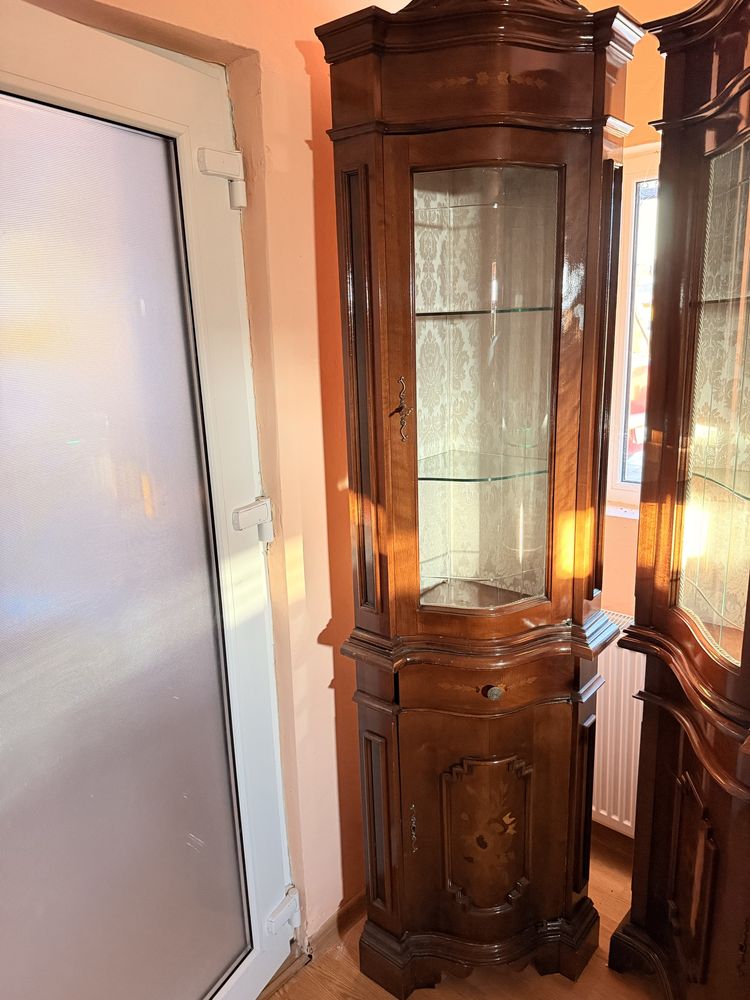 Vitrina pe colt din italia