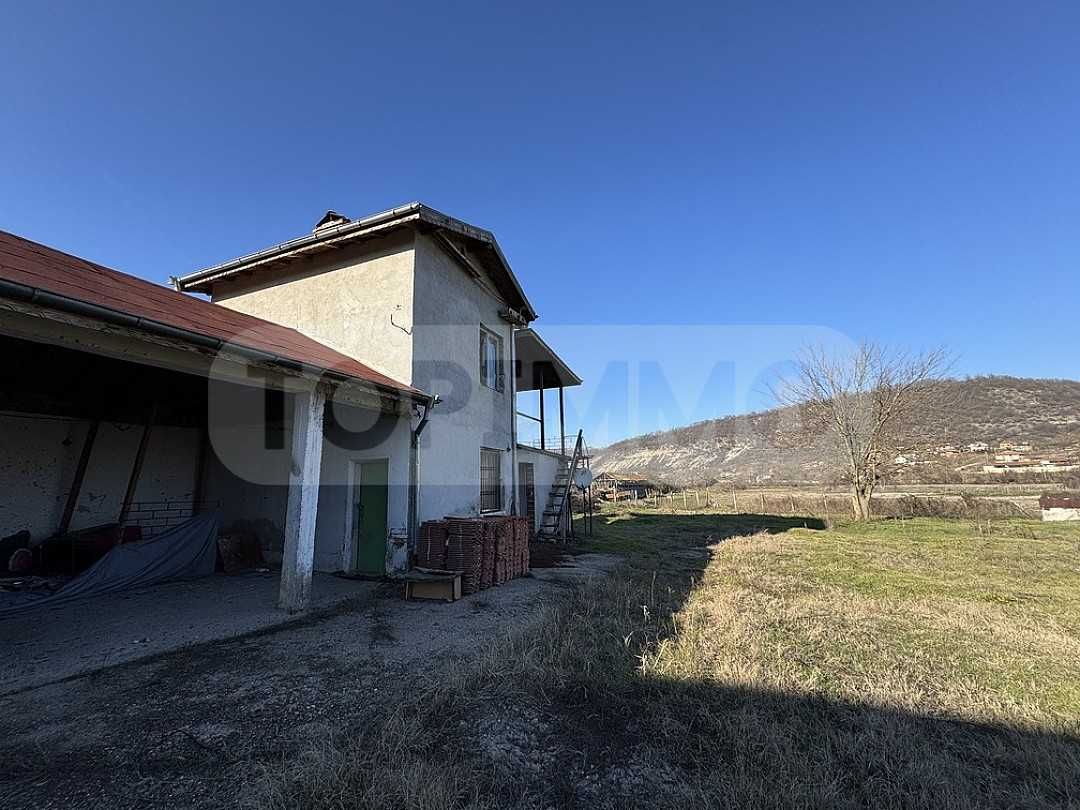 Просторна къща в село Сваленик
