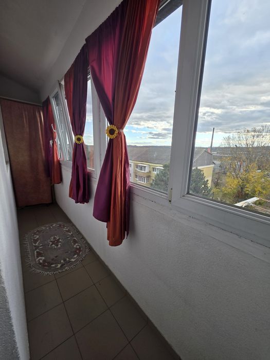 Închiriez apartament cu 2 camere