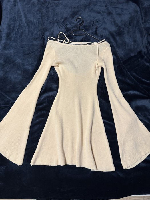 Плетена мини рокля с гол гръб