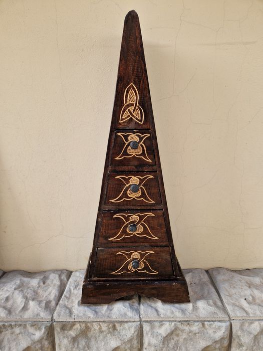 Чудесно антикварно шкафче тип пирамида- 4 чекмеджета