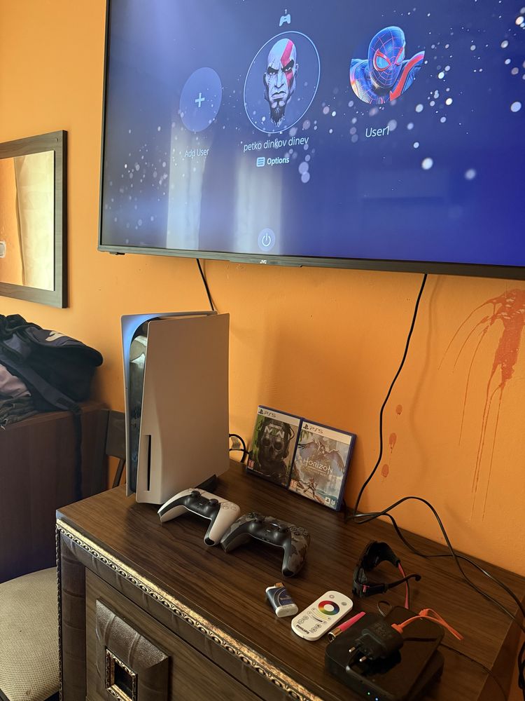 Продавам PlayStation 5 – Дискова версия + 2 джойстика + 6 игри