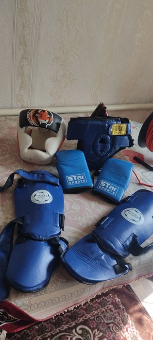 Продам шлем, боксёрские перчатки