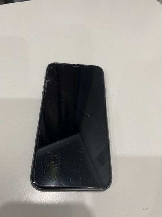 Iphone 11   64гб   экран сломонный