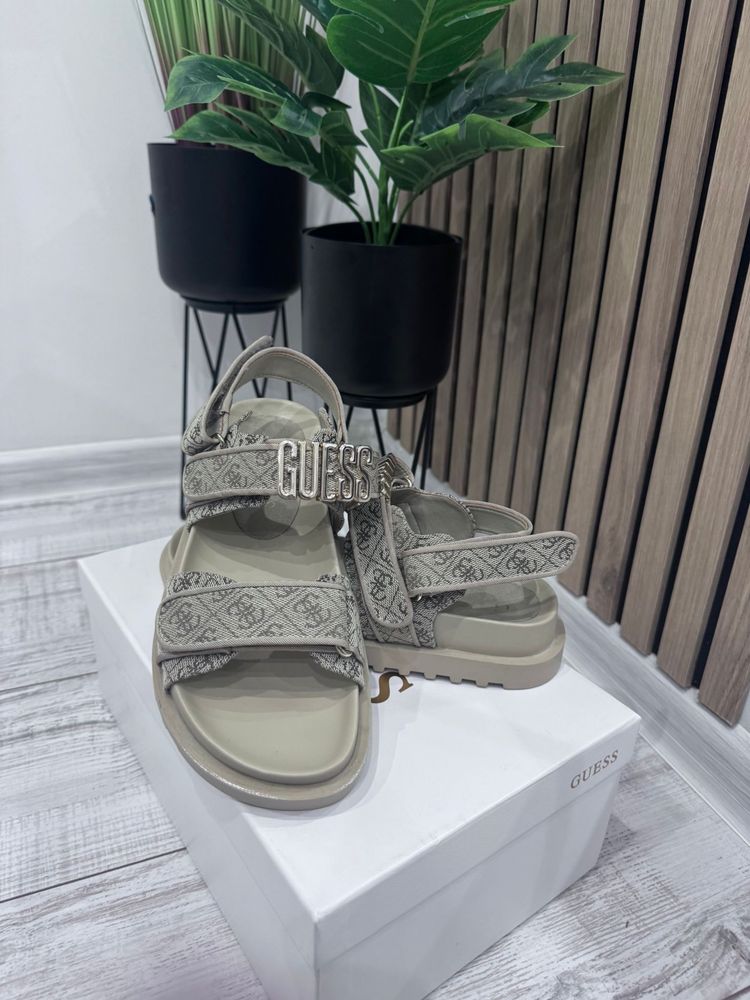 Сандали GUESS чисто нови.