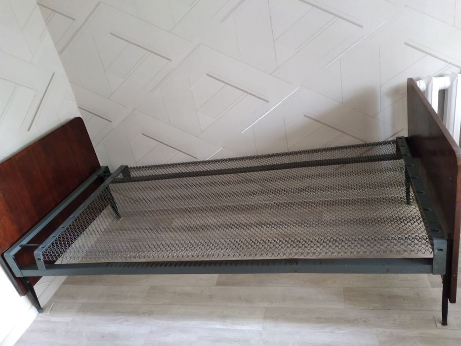 Продам кровать с панцерной сеткой и деревянными спинками за 5000тенге