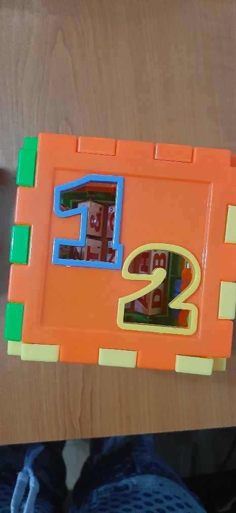 Jucarie cub 2+ colorata si interactiva