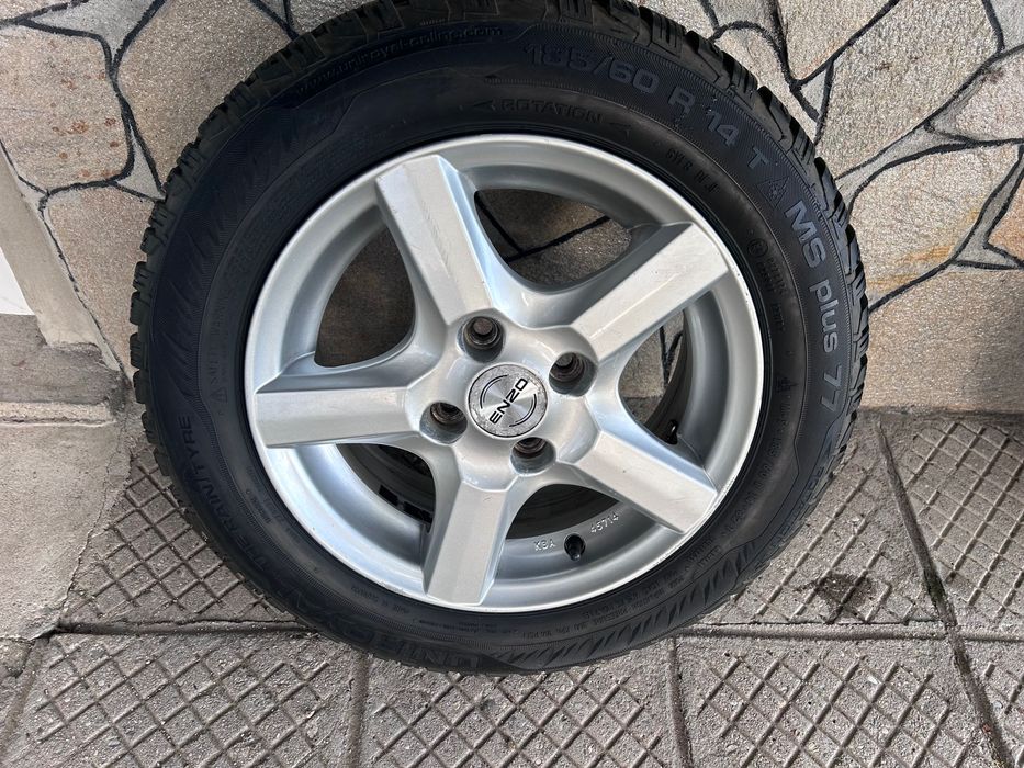 зимен комплект гуми  185/60/14 /6jx14h2. Без кривини по джантите.
