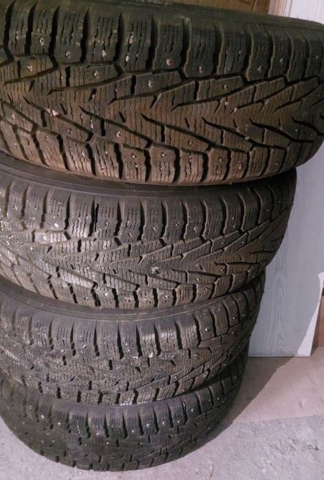4 шины Nokian 205 70 R15. Торга нет.