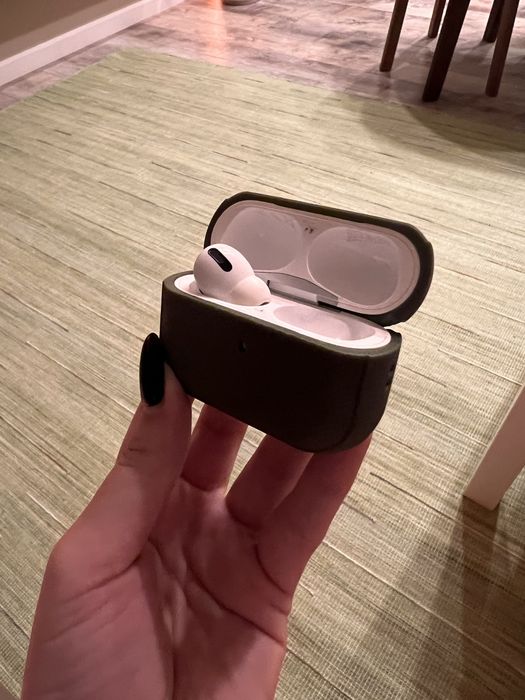 Продам airpods pro кейс с одним наушником
