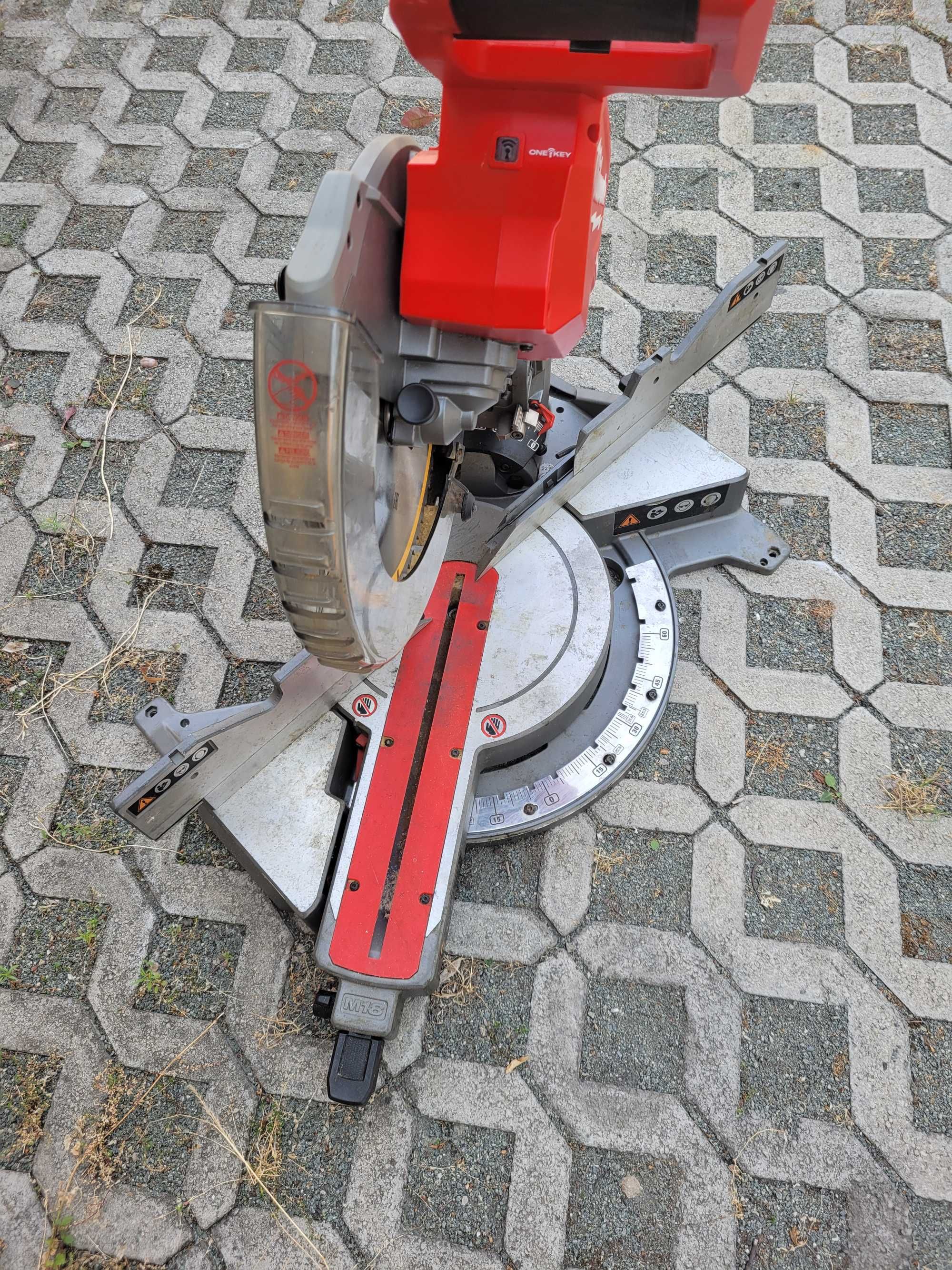 Настолен циркуляр пендула на 18волта батерия Milwaukee M18 FMS 305mm д