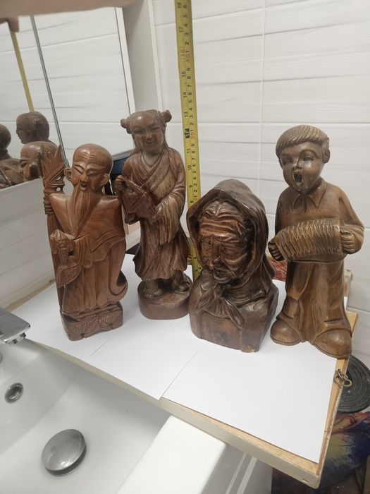 Statuete din lemn , diferite modele .